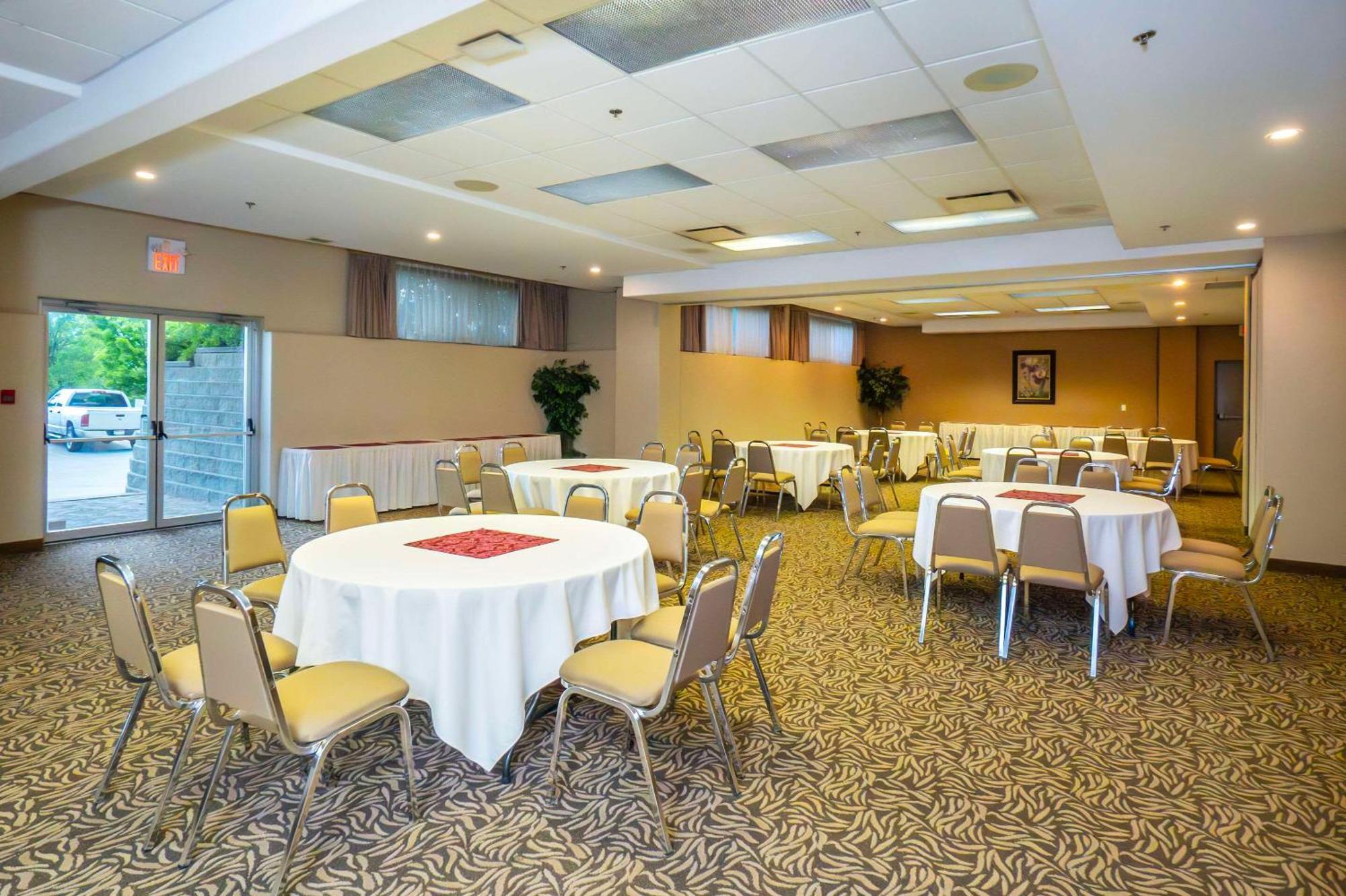 Comfort Inn & Suites Salmon Arm Exterior foto